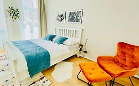 Colorful & Quiet Apartment In Beautiful Viennese Building
